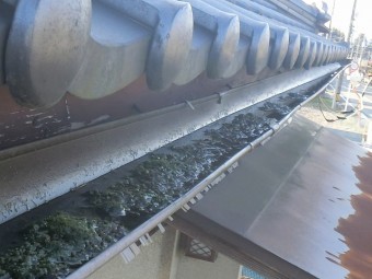 玄関上の軒樋が排水不良