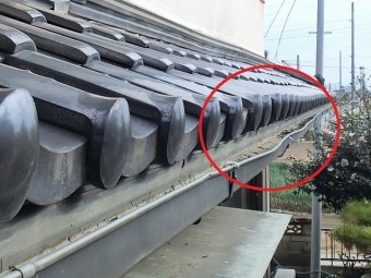 銅角樋が1箇所外開きしている