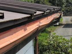 雨樋交換前の赤茶の雨樋変形の様子