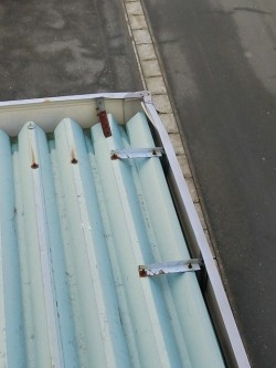 施工前の破損している鼻隠しパネルとルーフデッキ