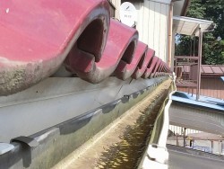 施工前の変形してしまった軒樋
