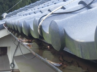 H様母屋雨樋水たまり