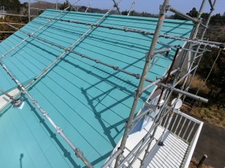 屋根カバー工事が完了した金属屋根