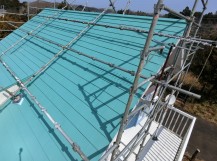 屋根カバー工事が完了した金属屋根
