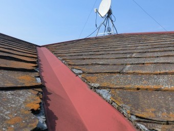 ひたちなか市の屋根材パミールの破損が進んでいる谷板金付近