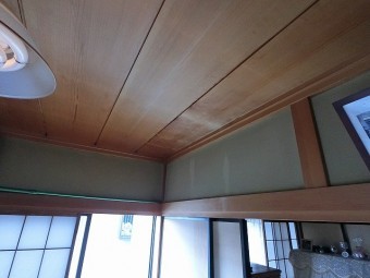 室内雨漏り天井を東から撮影