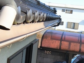 1階南面の軒樋が勾配不良により雨溜まりが出来ている