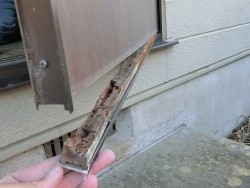 腐食して開閉が困難になっていたフラッシュドア