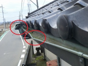銅角樋が外開きしている画像