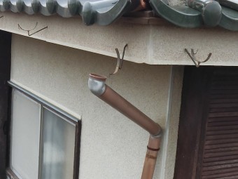 軒樋が飛散し折れ曲がった支持金具