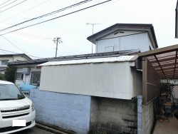 施工前の波板囲い小屋の様子