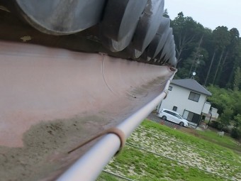 外側に開き機能していない軒樋