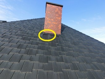 飾り煙突付近で破損している屋根材
