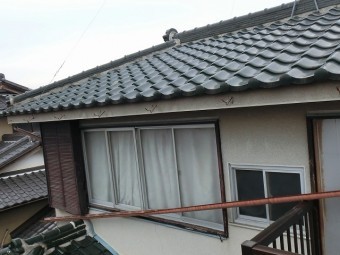 ベランダの上部の雨樋が脱落