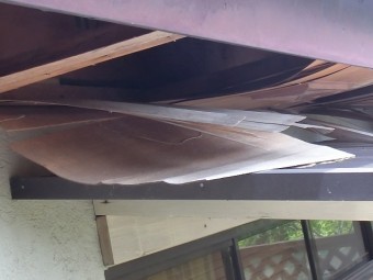 大きく剥がれ落ちた軒天