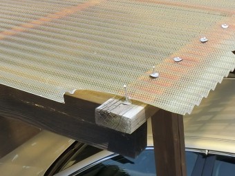 テラス波板屋根の角の部分割れ