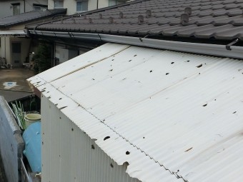無数に穴の空いた波板屋根