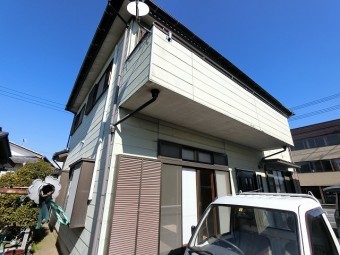屋根からの雨漏りのある現場を西側から撮影