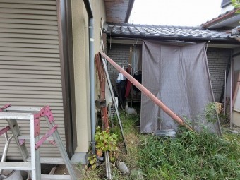 脱落して折れ曲がった軒樋の残骸