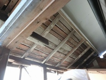 波板囲い屋根の小屋裏の下地