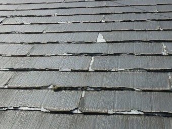 屋根材に割れや欠けを確認