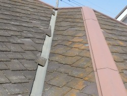 アーバニー屋根材が破損して脱落している結城市の現場屋根