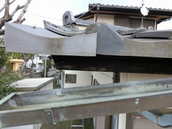 銅製打ち込み金具が根元から外れている