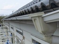 水戸市の集合住宅に付いている破損した雨樋