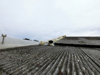 小美玉市の倉庫、石綿スレート屋根が台風で飛散した倉庫に現場調査でお伺いしました際に撮った屋根補修画像