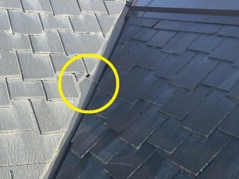 谷部からの強風に煽られ破損してと見られる屋根材
