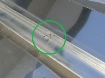 釘抜けが他の部分にもあり抜けかかっている