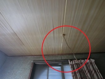 室内天井雨漏りを北側から撮影