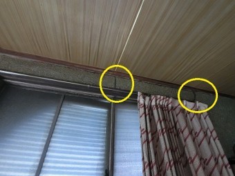 南側サッシ上部の砂壁の雨漏り跡