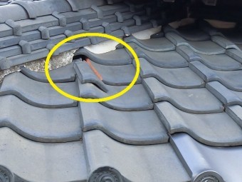 風切丸が破損落下し下屋根の平瓦が破損