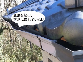 変形を起こし、正常に流れていない北面の雨樋