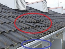 雨漏りしている部屋の上の屋根が陥没している