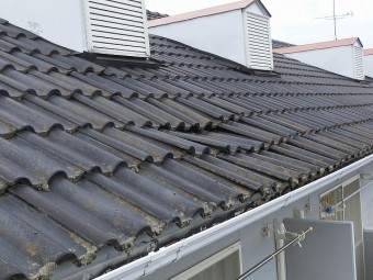下地が腐り雨漏りが起きたモニエル瓦屋根のドーマー付近