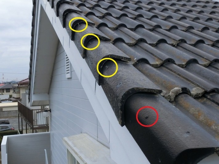 軒下斜め45度から撮影したケラバ瓦釘抜け