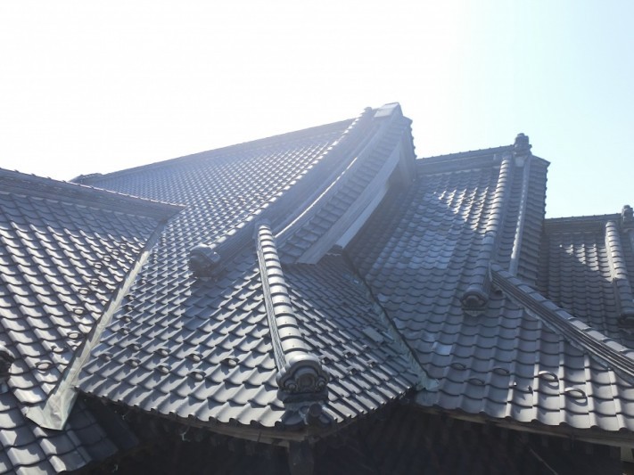 化粧棟と隅棟が方々にある鉾田市の現場