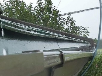 1階東側の軒樋が落雪により変形