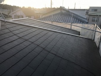 夕日に赤く染まるスレート屋根