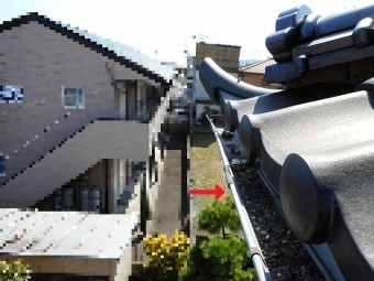 剥がれた漆喰が溜まった雨樋