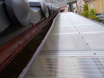 勾配不良が起き水が溜まっている銅板雨樋