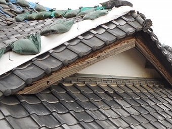 水戸市の東日本大震災で倒壊した棟部分を妻側から撮影