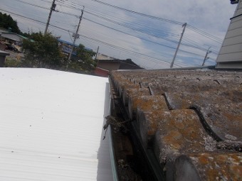 凹み泥が詰まっている軒樋