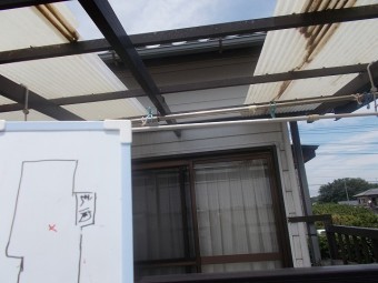 台風により飛散破損してしまった2階の塩ビ波板