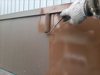 ガルバリウム板金へ塗布する職人