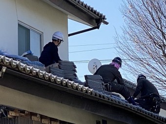 葺き直し作業を行う3人の職人