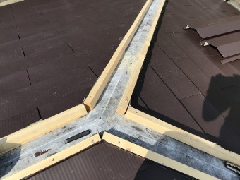 ひたちなか市の現場で棟部分には防腐処理された貫板を使用し施工