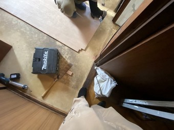 新しい床のボードに切り込みを入れる職人